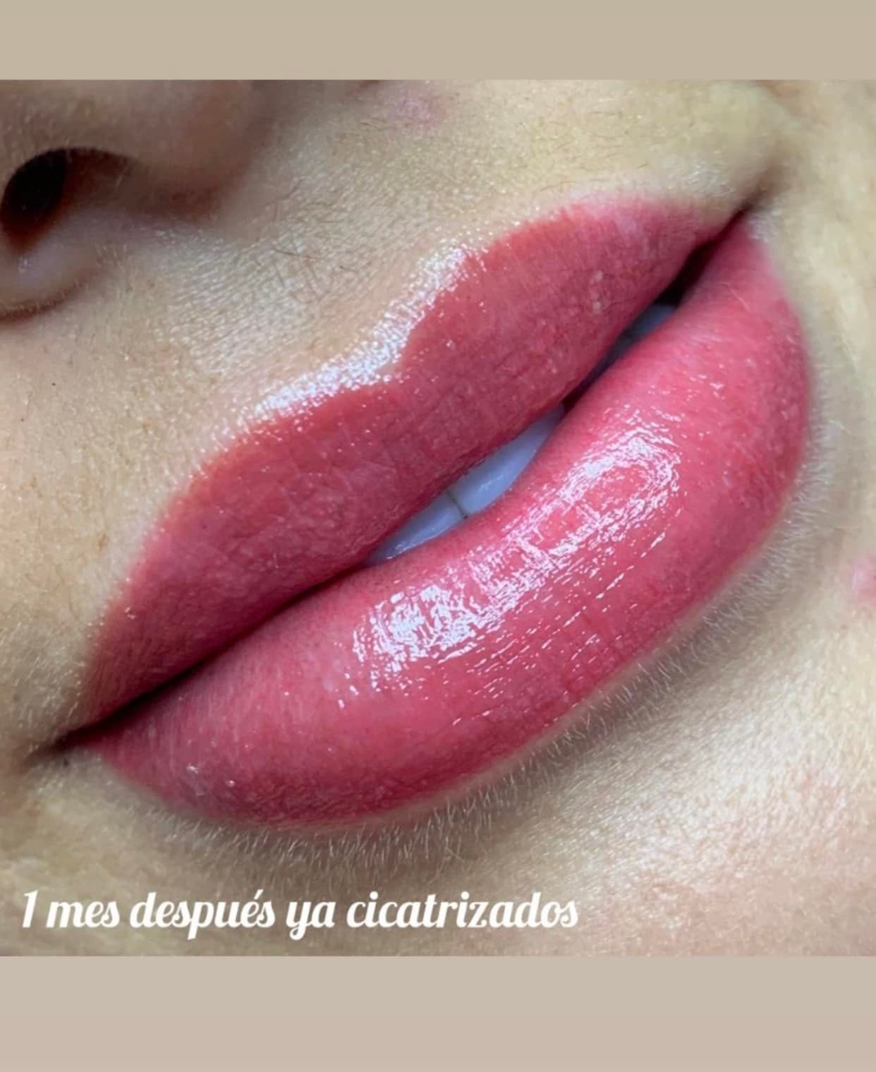 Primer plano de un tatuaje labial rosado y cicatrizado. Texto: