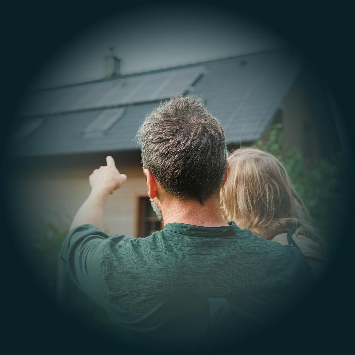 Photographie d'un père montrant son installation photovoltaïque à sa fille