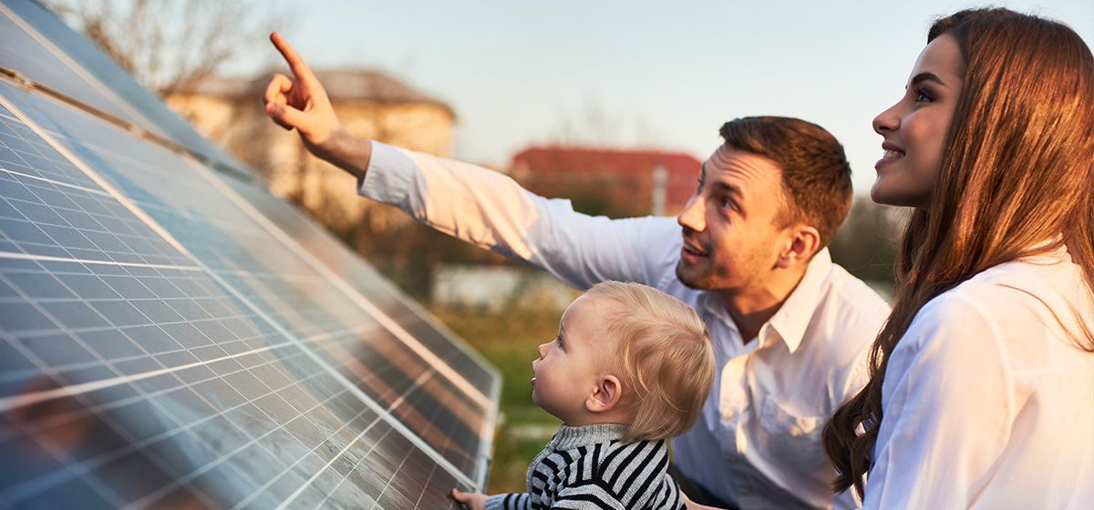Jeune famille faisant installer des panneaux photovoltaïques