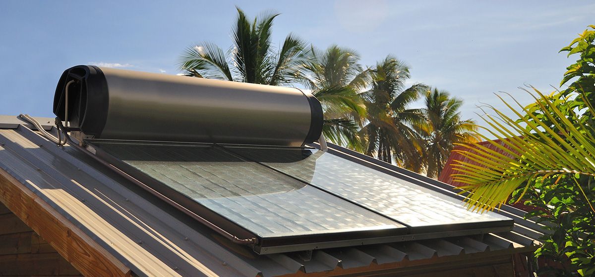 Photographie d'un chauffe-eau solaire sur un toit