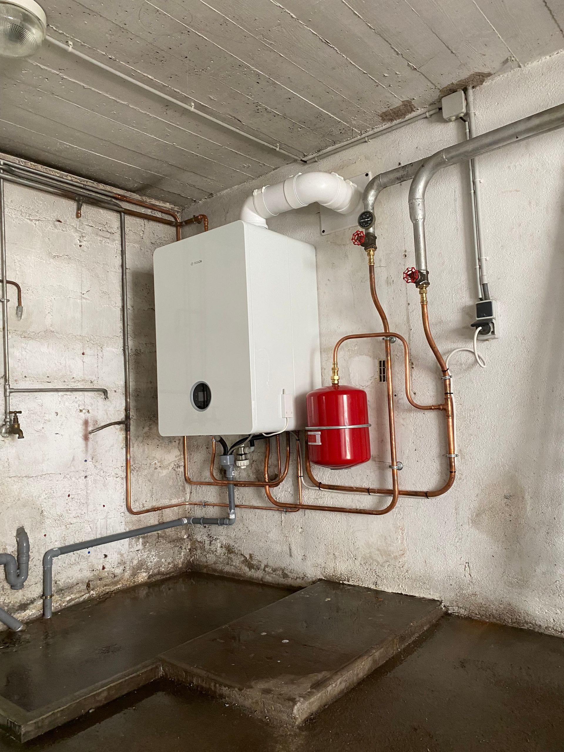 Femme profitant de l'air chaud de son radiateur électrique