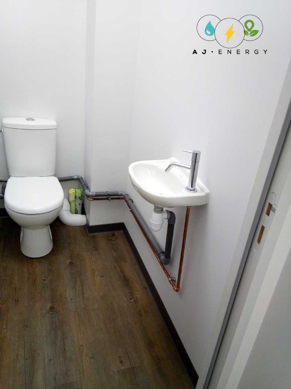 Installation d'un lave-mains dans les toilettes