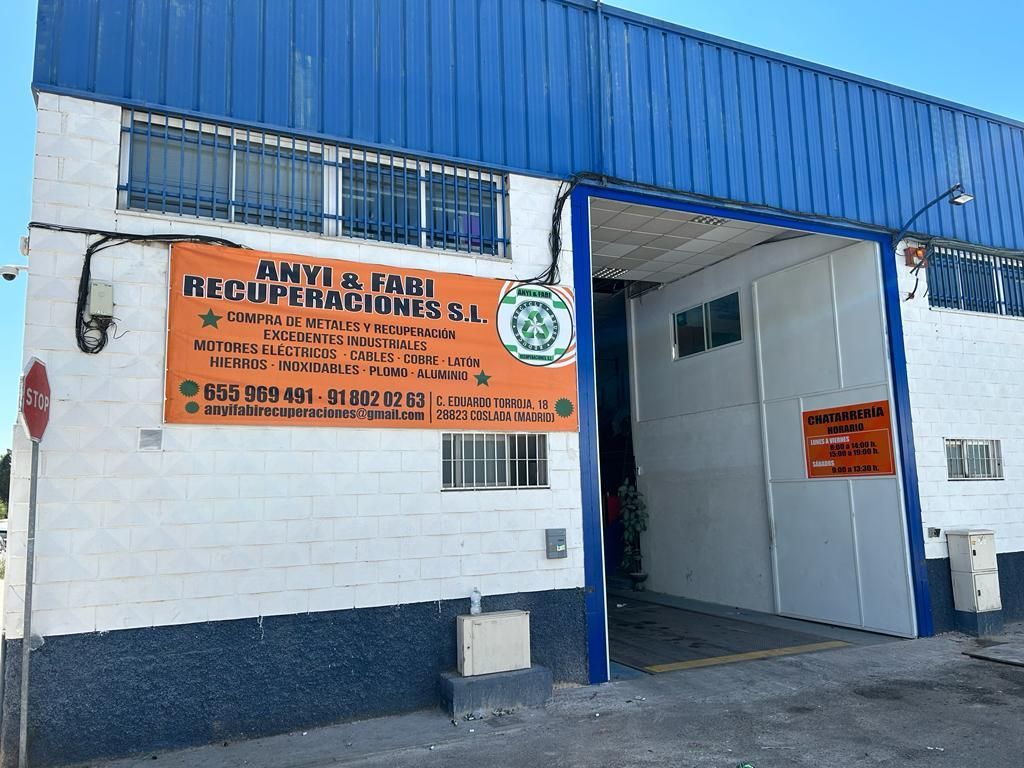 Un edificio con tejado azul y una gran pancarta naranja que dice 