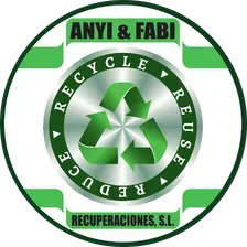 Logotipo de Anyi & Fabi Recuperaciones, SL, con un símbolo de reciclaje en un diseño circular verde y plateado. Las palabras 