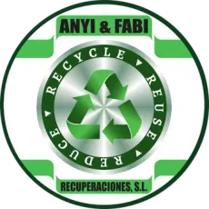 Logotipo de Anyi & Fabi Recuperaciones, SL con un símbolo de reciclaje verde y las palabras 