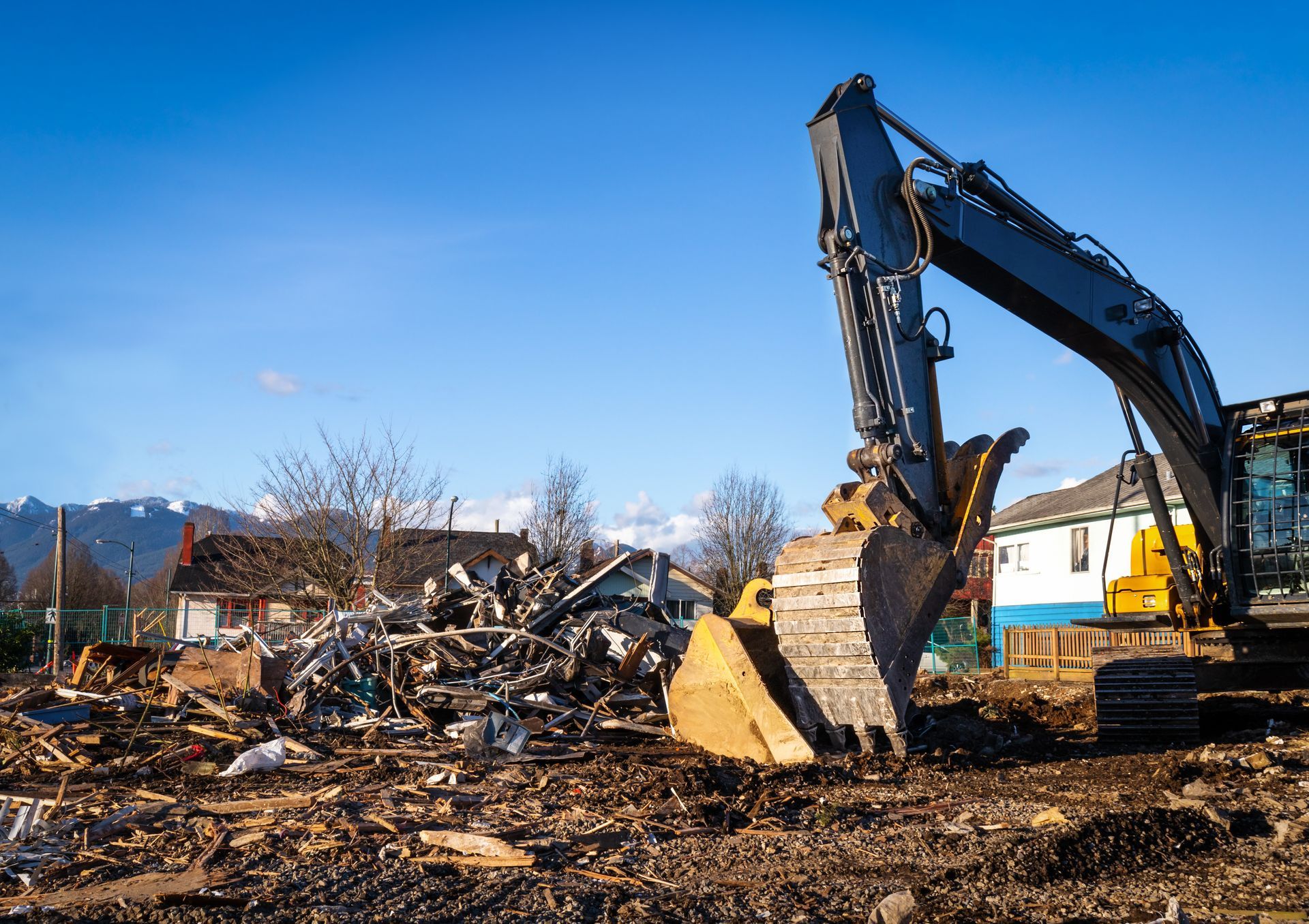 Une excavatrice dégage les débris sur un chantier de démolition.