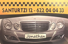Mercedes plateado con parte delantera, placa “Jonathan” y pancarta naranja con la inscripción “SANTURTZI 12 - 622 04 04 33”.
