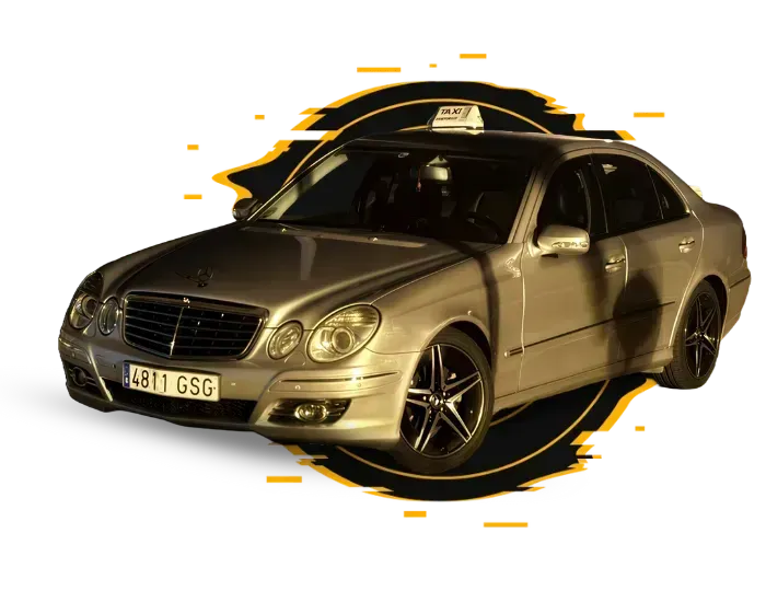 Sedán Mercedes plateado sobre fondo blanco con un efecto gráfico negro y naranja a su alrededor.