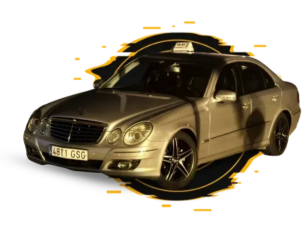 Sedán Mercedes plateado sobre fondo blanco con un efecto gráfico negro y naranja a su alrededor.