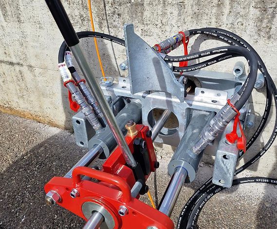 An der Wand montierte Kernbohrmaschine, rote und silberne Komponenten, Industrie-Setting.