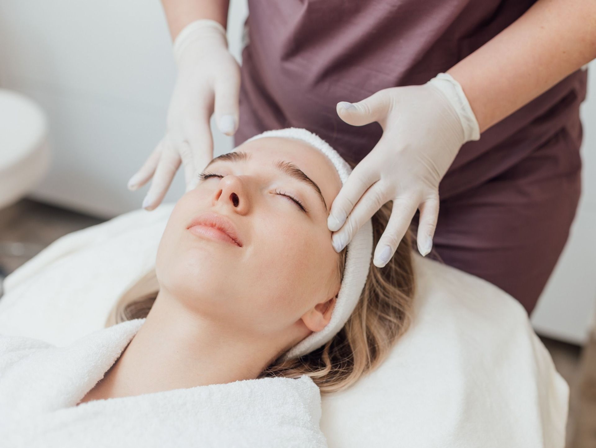 Una mujer está recibiendo un tratamiento facial en un spa.