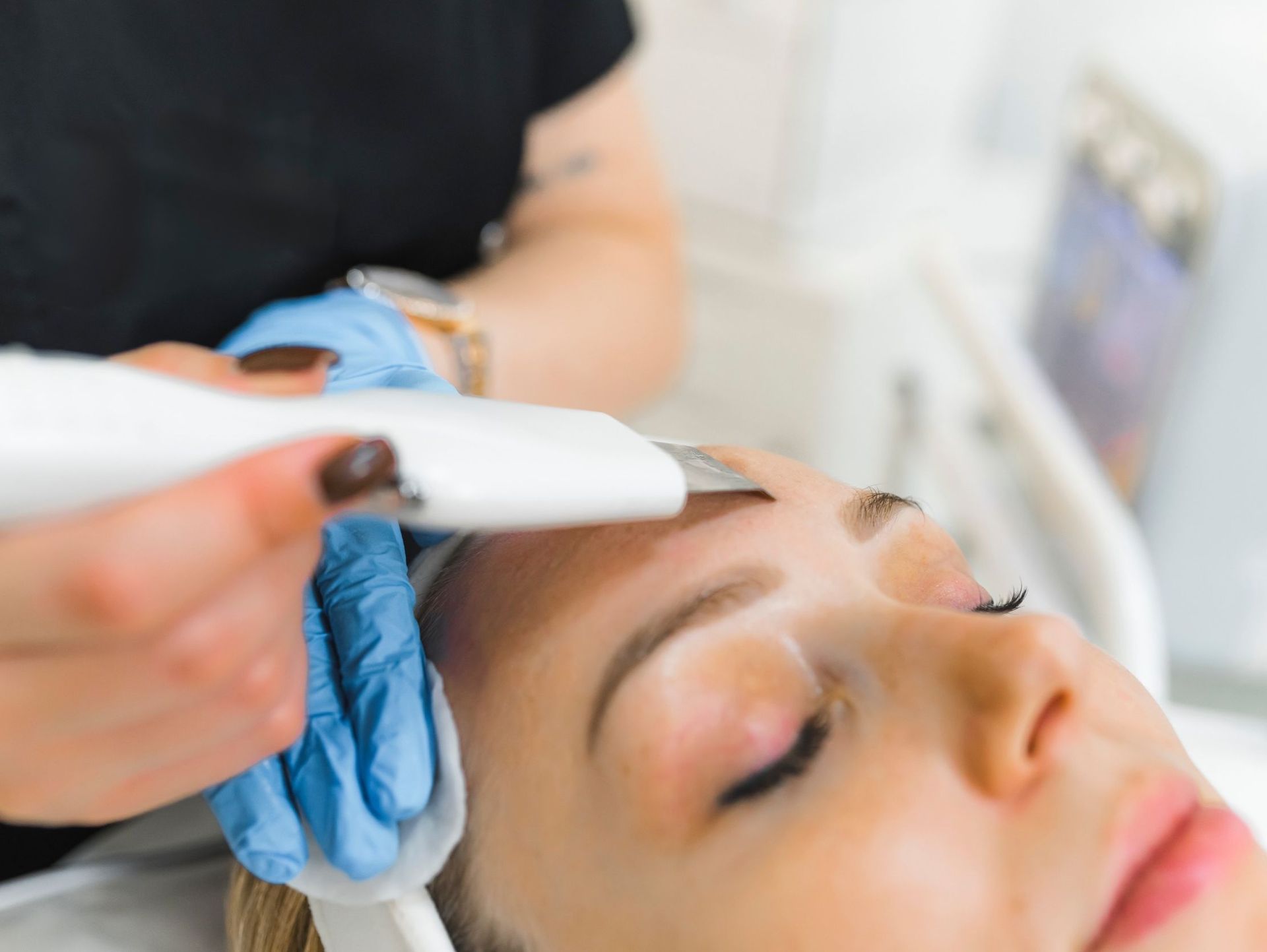 Una mujer está recibiendo un tratamiento facial en un salón de belleza.