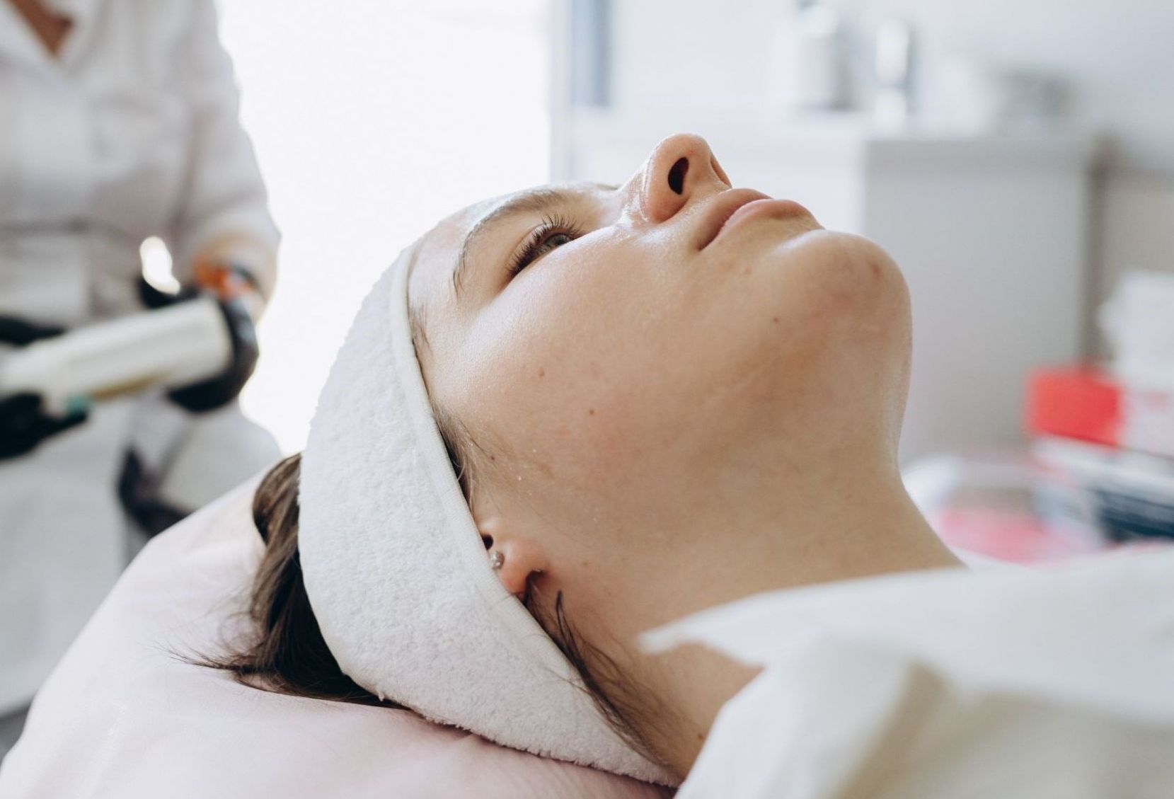 Una mujer está recibiendo un tratamiento facial en un salón de belleza.