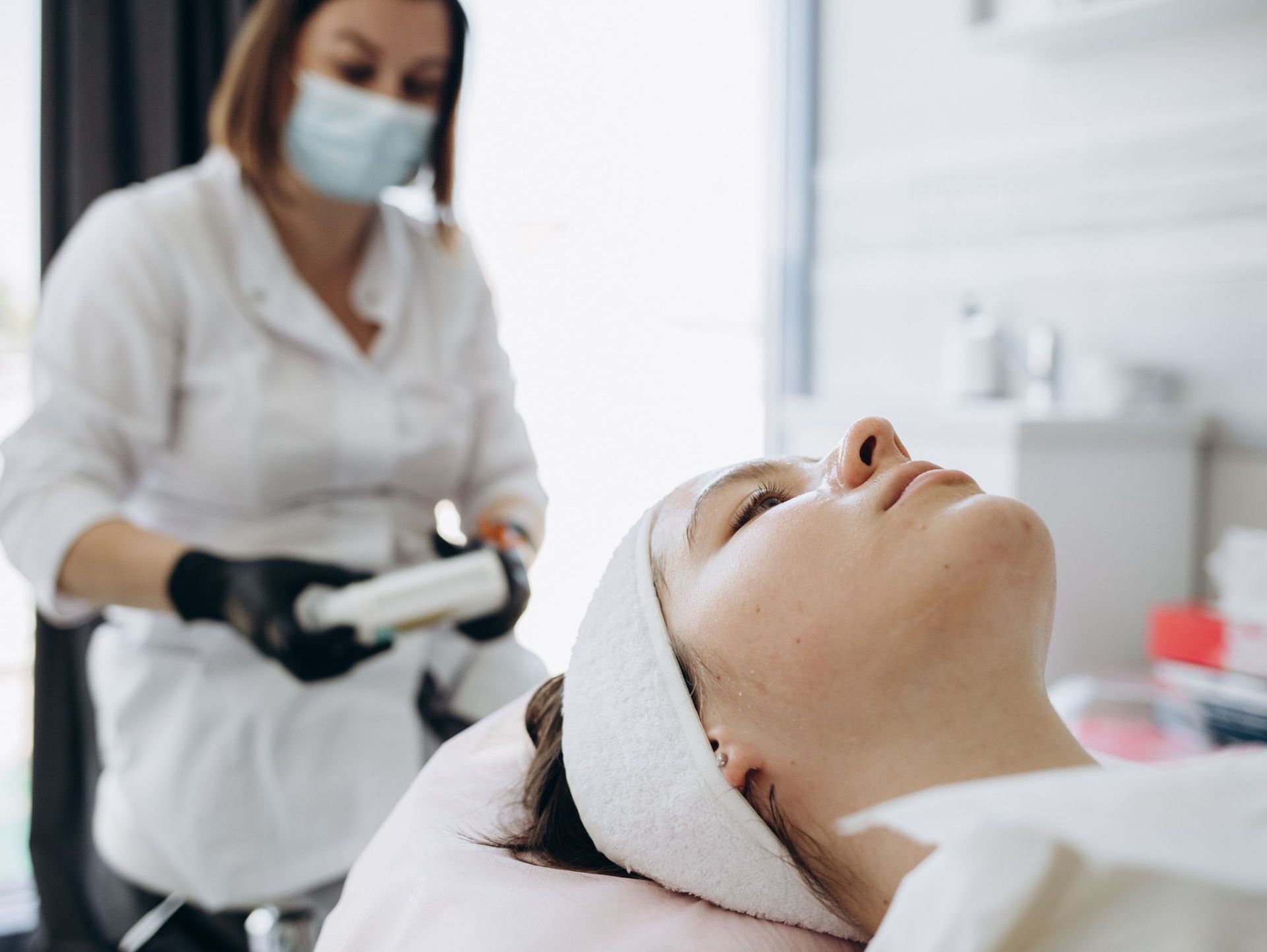 Una mujer está recibiendo un tratamiento facial en un salón de belleza.
