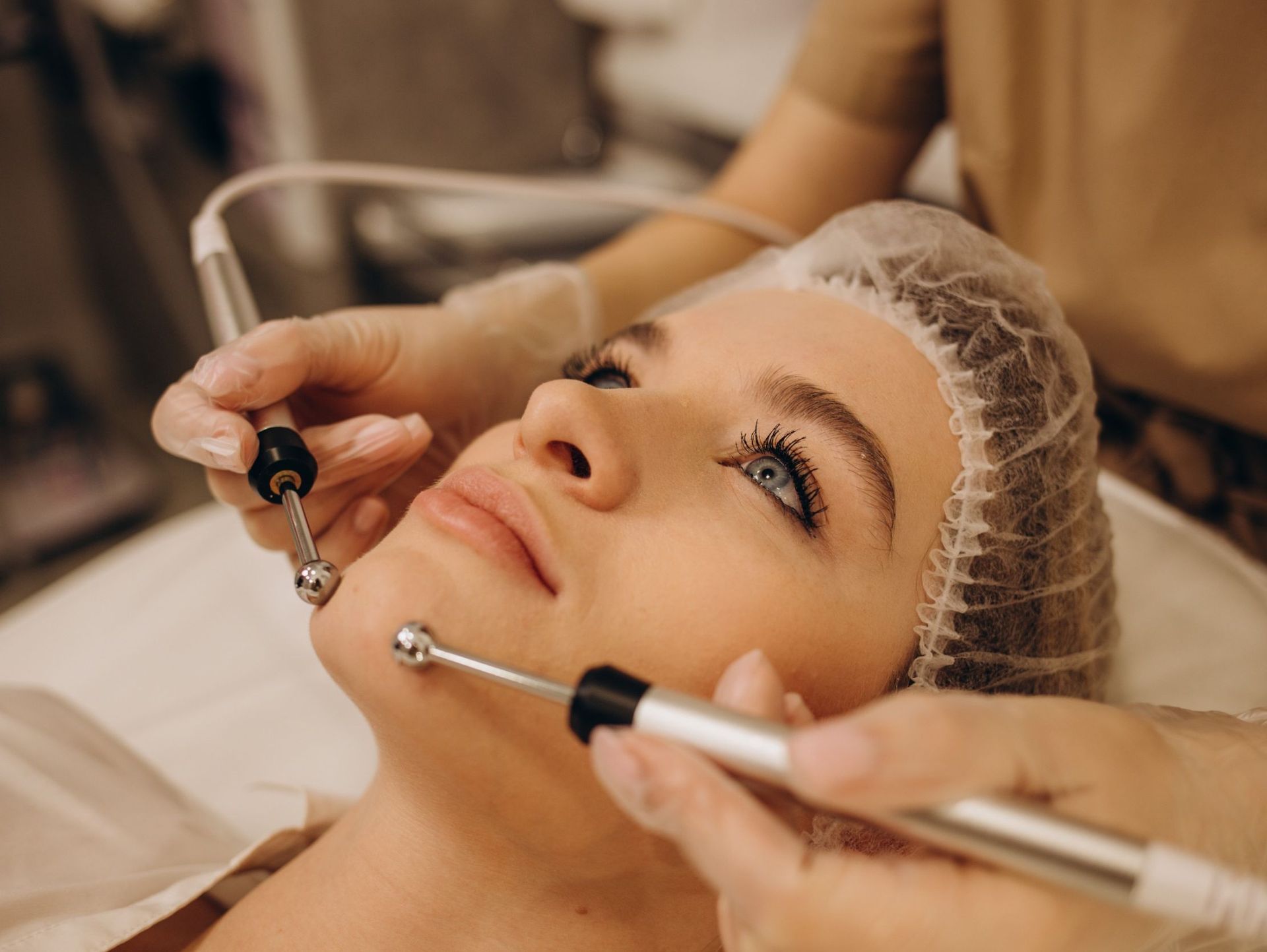 Una mujer está recibiendo un tratamiento facial en un salón de belleza.