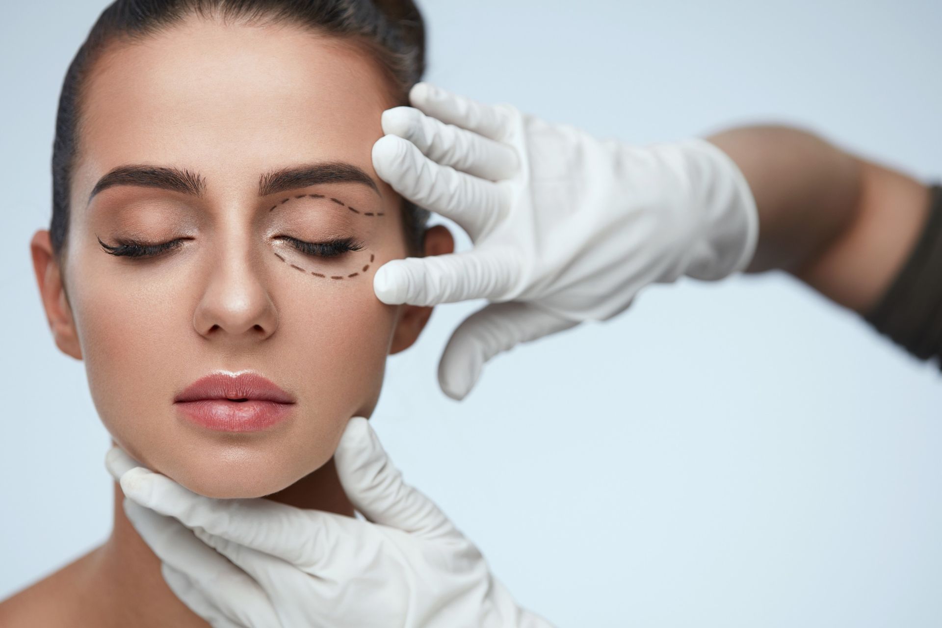 Una mujer se está haciendo una cirugía estética en el ojo.