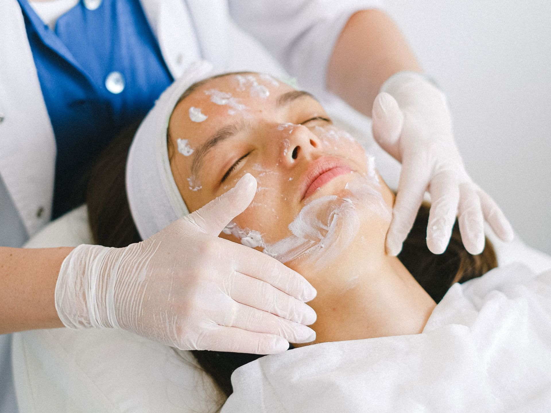 Una mujer está recibiendo un tratamiento facial en un salón de belleza.