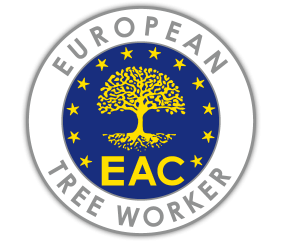 Logotipo de European Tree Worker con un círculo azul, un árbol amarillo y estrellas, y el texto “EAC”.