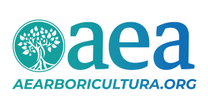 Logotipo de AEA en color verde azulado con icono de árbol y texto “AEARBORICULTURA.ORG”