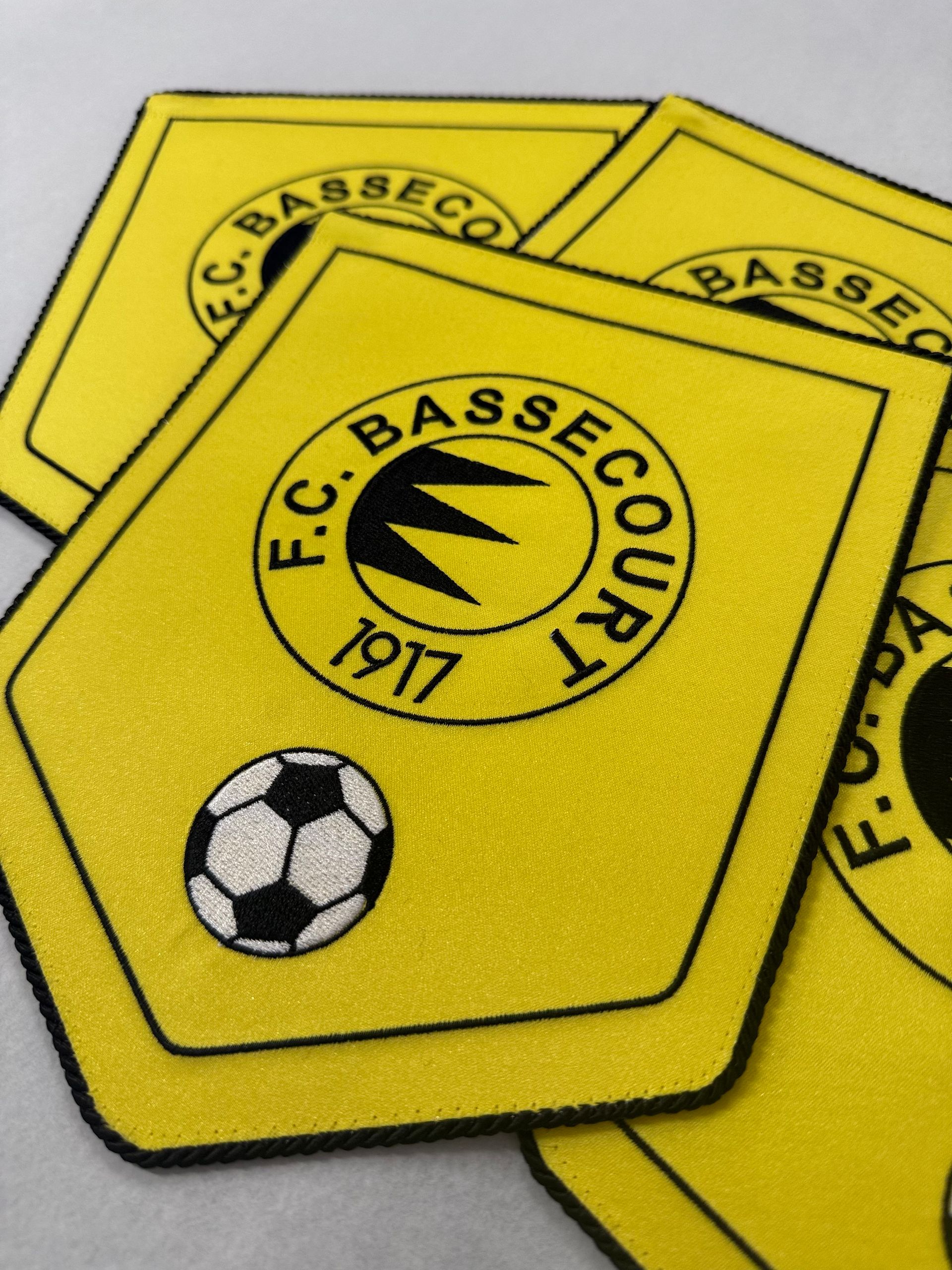 Cartes à collectionner jaunes sur le thème du football du FC Bâle, avec le logo du club et une icône de ballon de football
