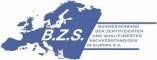 Logo für eurASCert, mit blauem Text und einem gelben „AS“ in der Mitte, umgeben von Sternen.