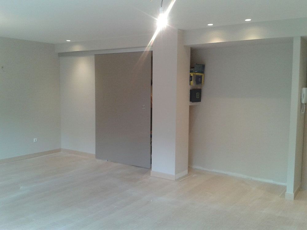 Hay una puerta corrediza en el medio de la habitación.