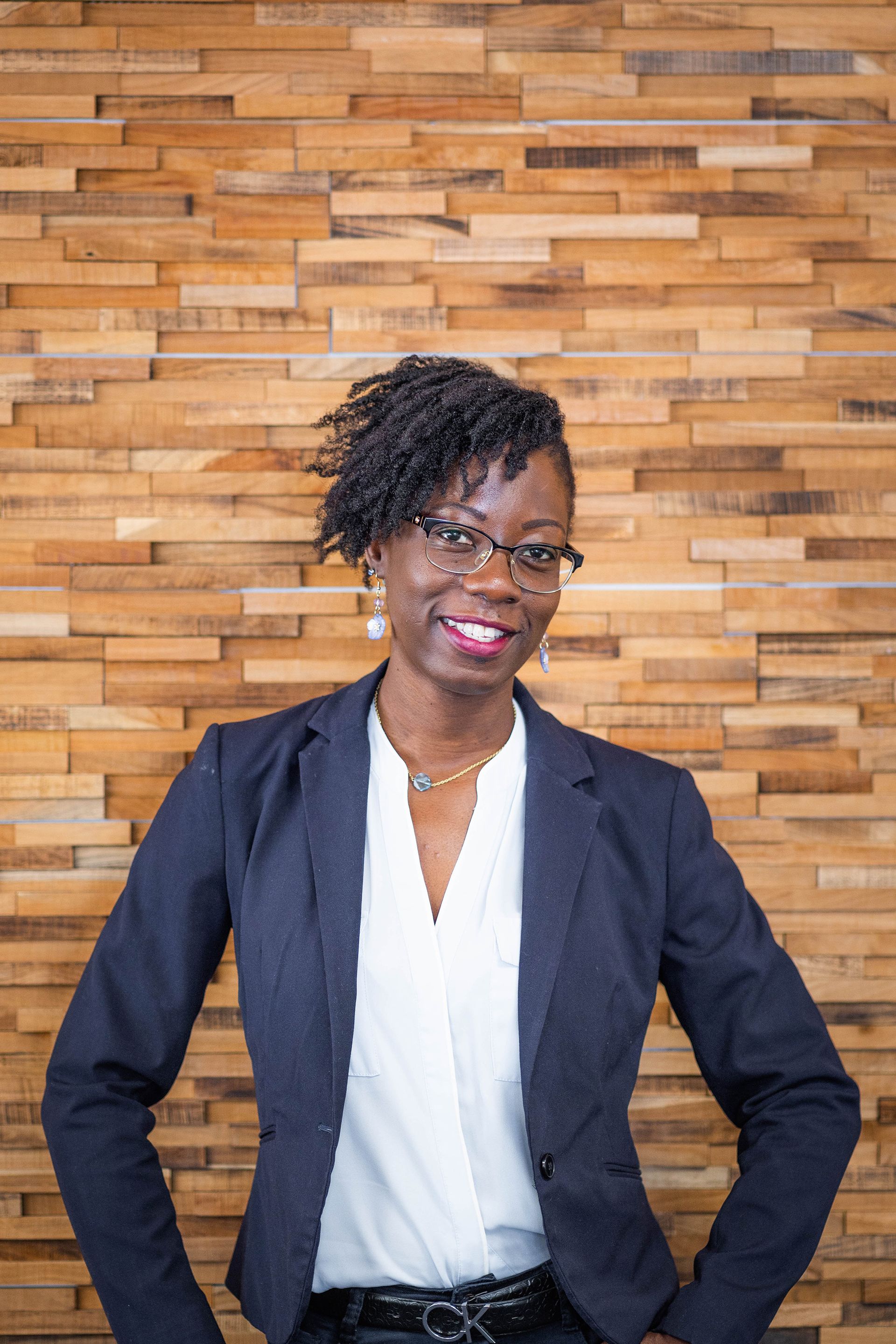 Femme souriante posant ses mains à ses hanches