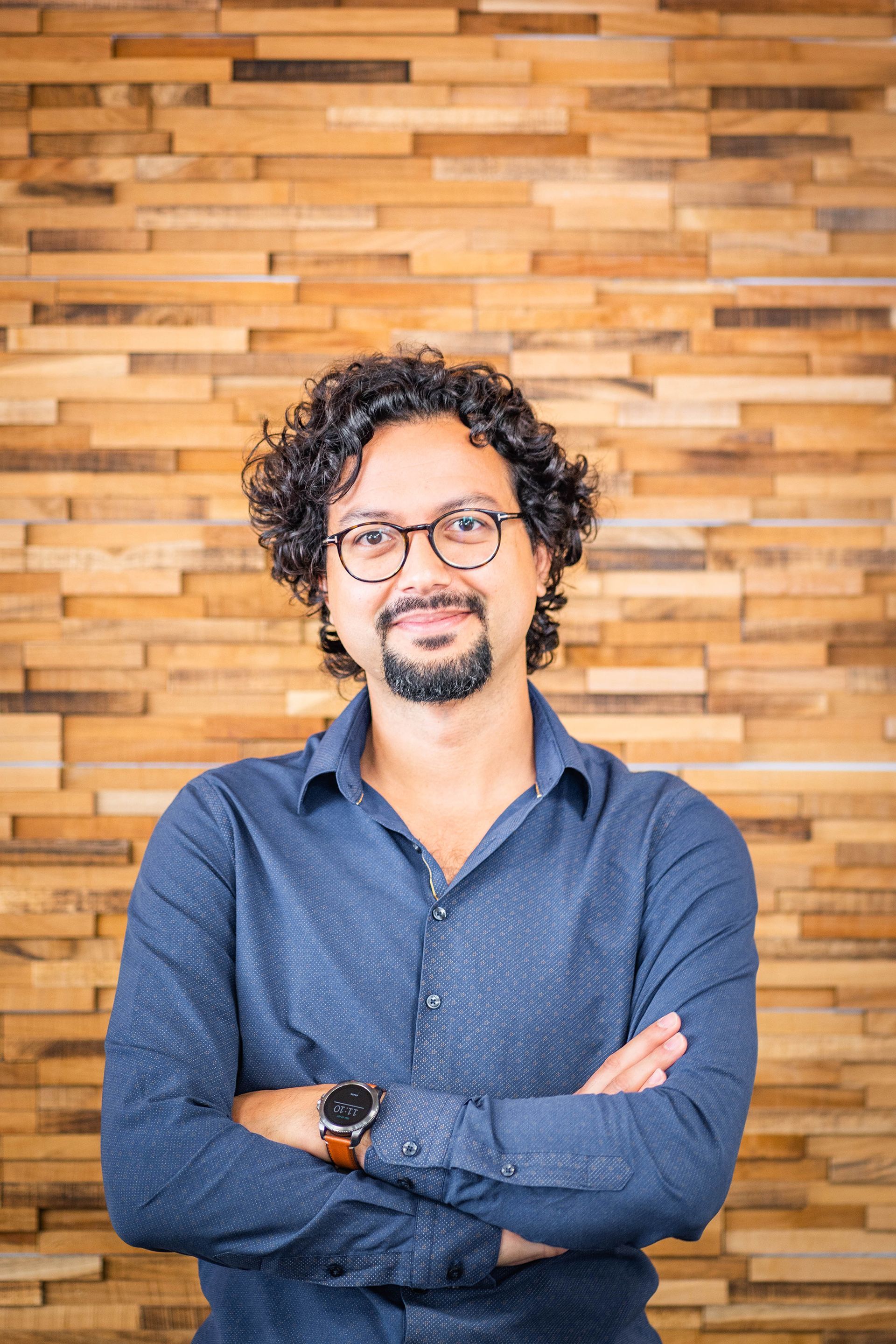 Homme souriant portant une chemise et croisant les bras