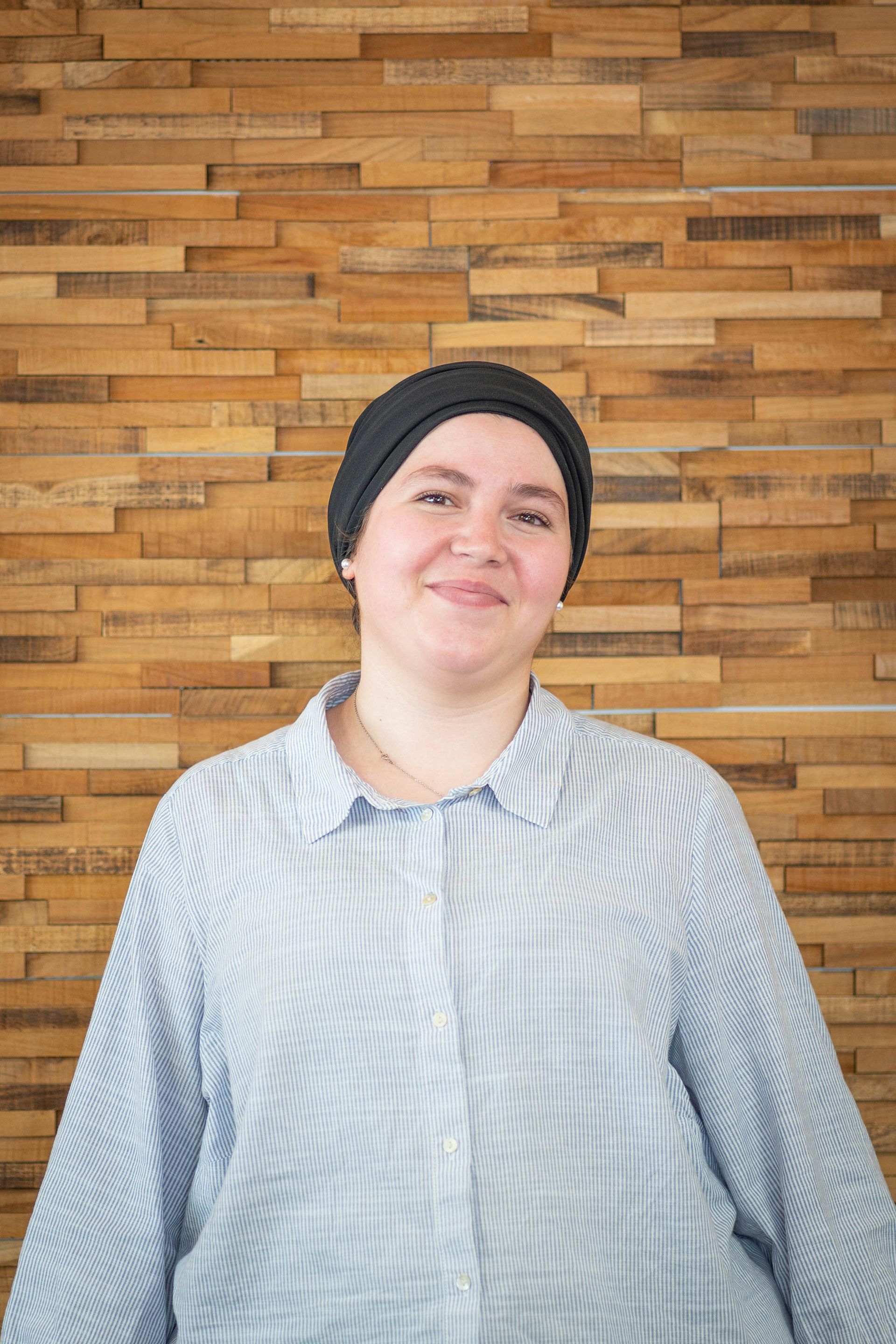 Femme souriante portant une chemise de couleur claire