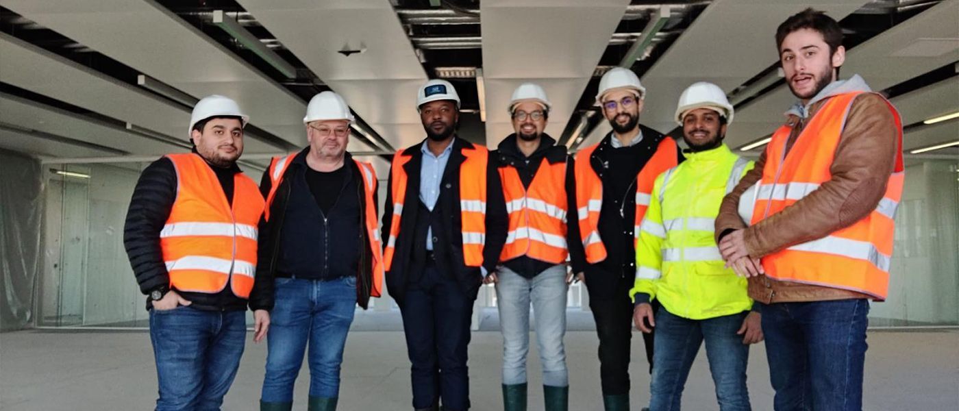 Équipe de bexconsult au complet derrière un bureau