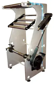 Una máquina está colocada encima de una mesa sobre un fondo blanco.