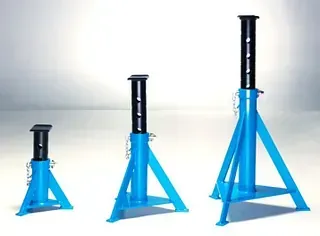 Tres soportes azules están sobre una superficie blanca