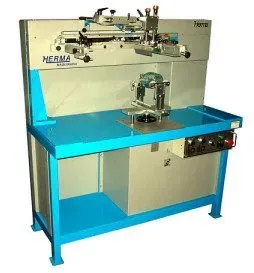 Una máquina está sentada encima de una mesa azul.