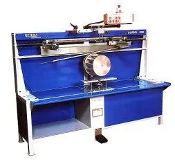 Una máquina está sentada encima de una mesa azul.