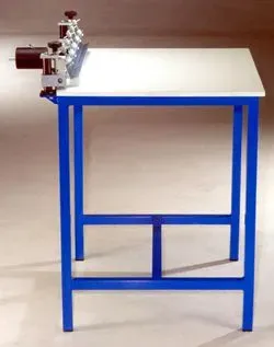 Una mesa azul y blanca con una máquina encima de ella.