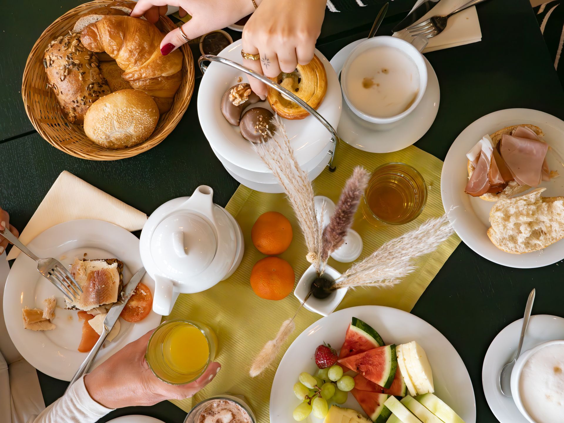 Buffet mit Toppings, Dips und geschnittenem Brot unter warmem Licht.