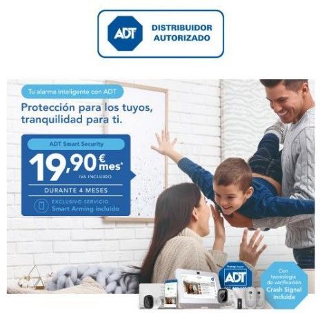 Un hombre y una mujer sostienen un niño en sus brazos.