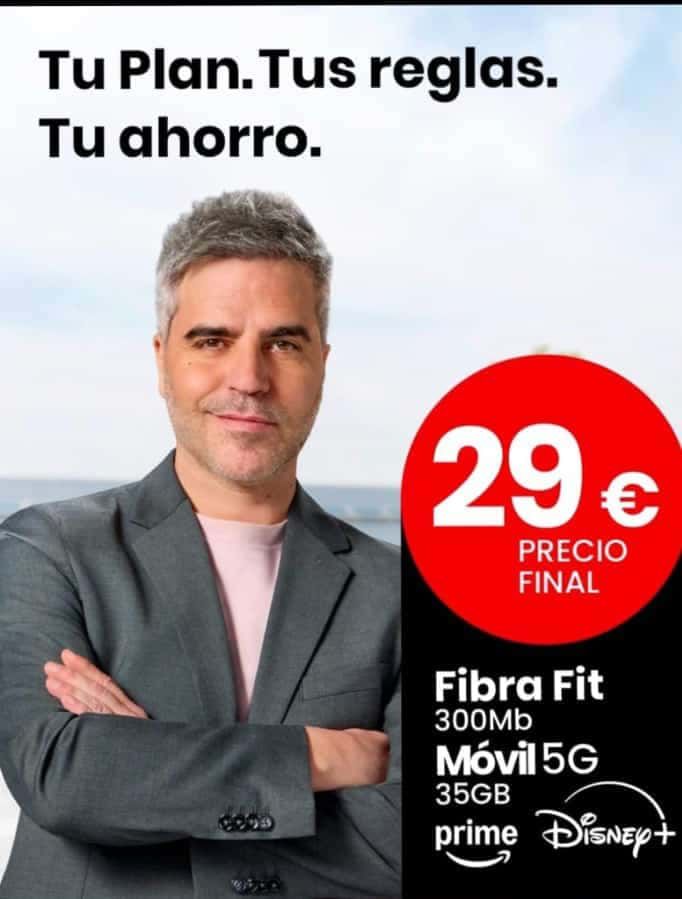 Un hombre con traje se encuentra frente a un cartel que dice 29 euros.