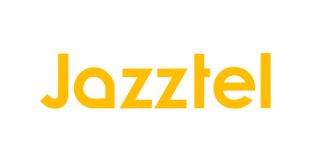Un logotipo amarillo y blanco para Jazztel sobre un fondo blanco.