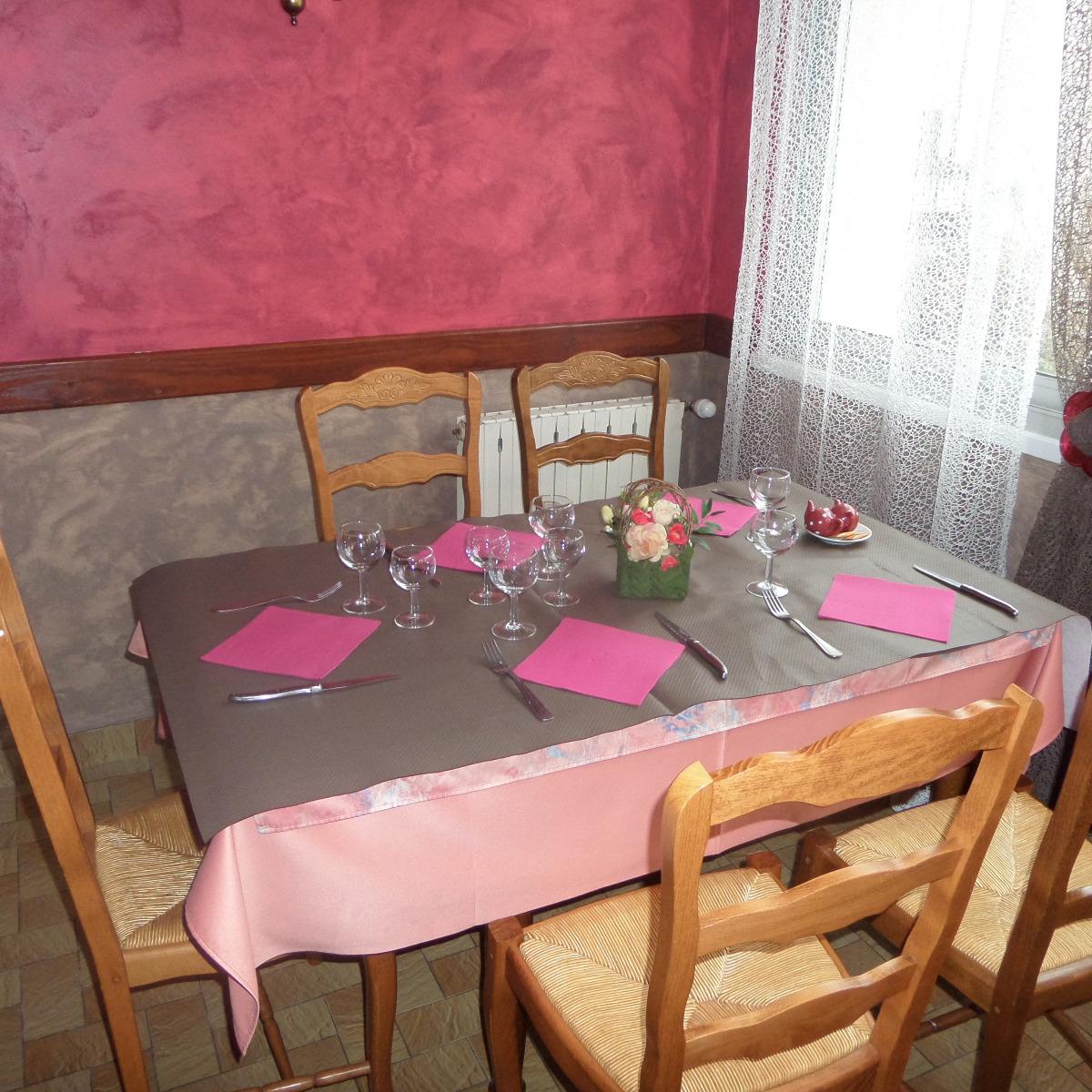 Table de restaurant avec des chaises en bois