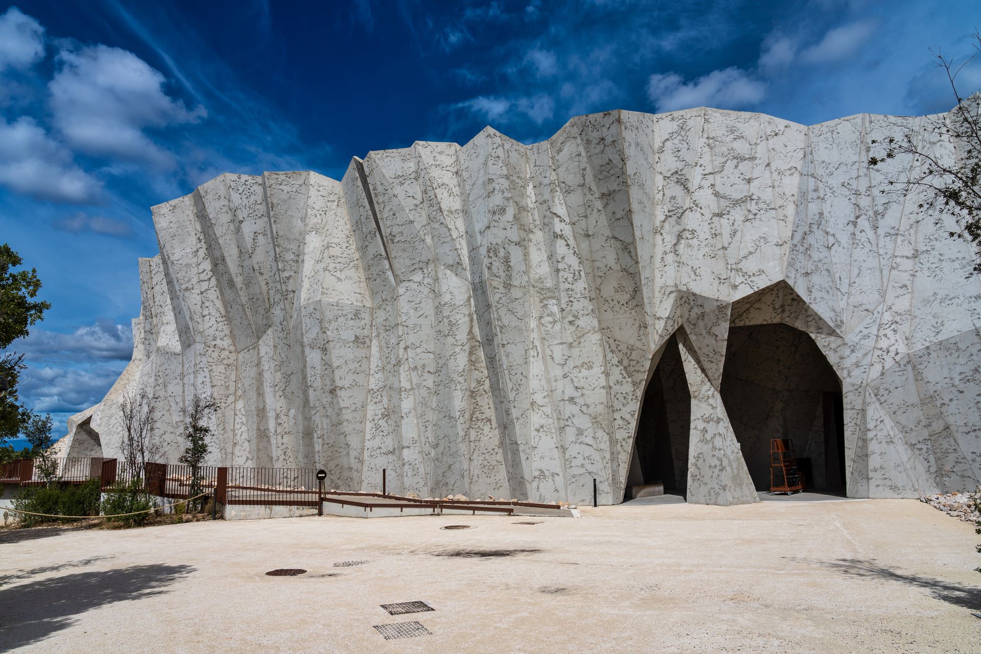 Façade des grottes de Chauvet