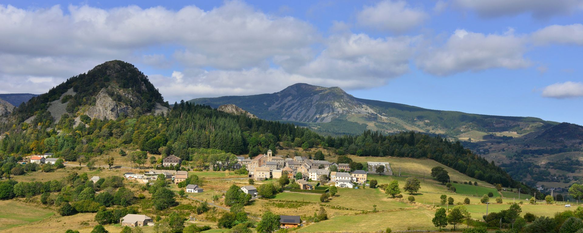 Paysage avec un village au pied de la montagne