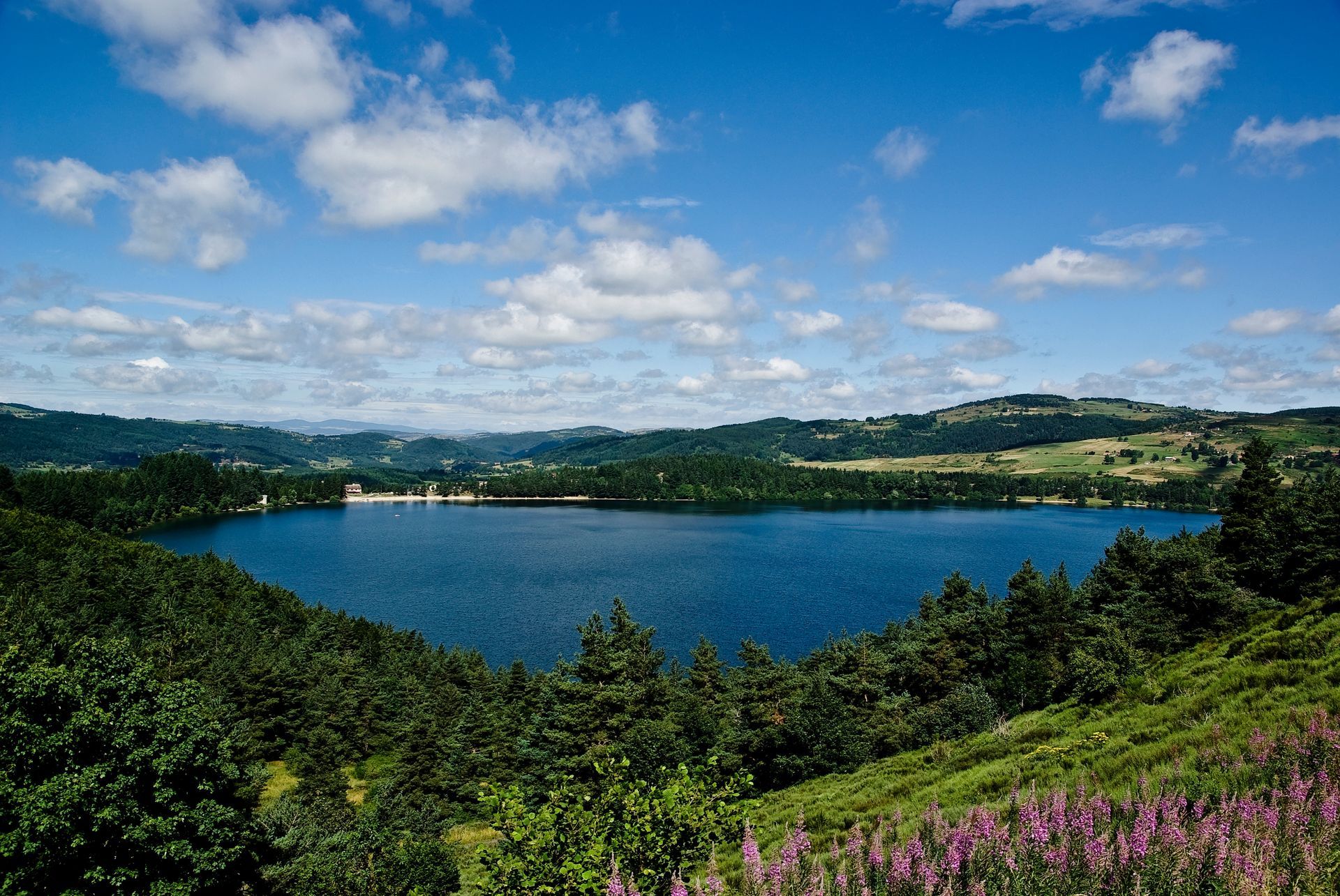Le Lac-d'Issarlès en été