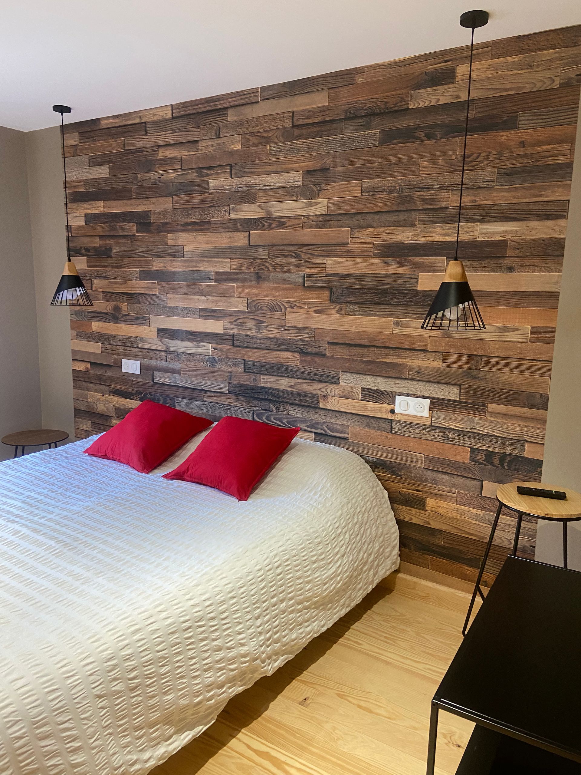 Lit fait dans une chambre d'hôtel