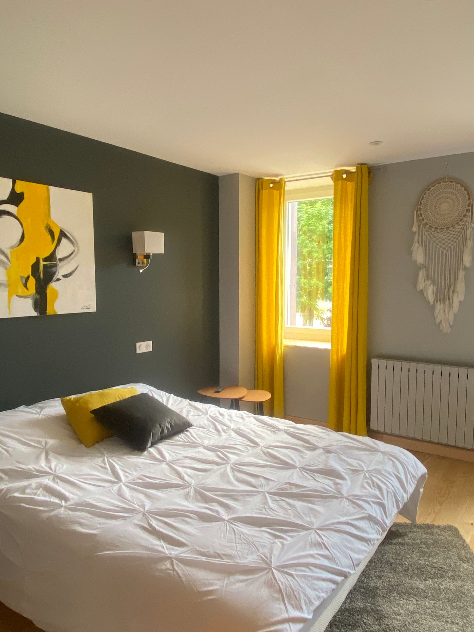 Chambre bleue avec des rideaux jaunes