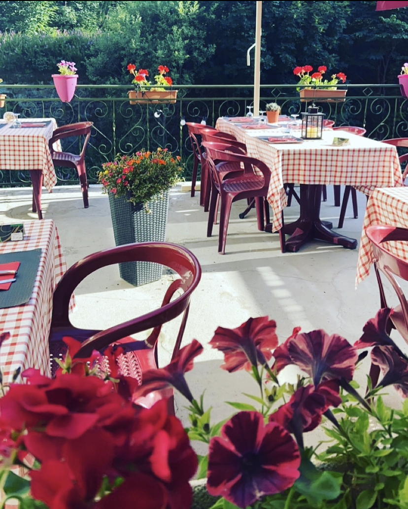 Terrasse ensoleillée et ornementée de fleurs