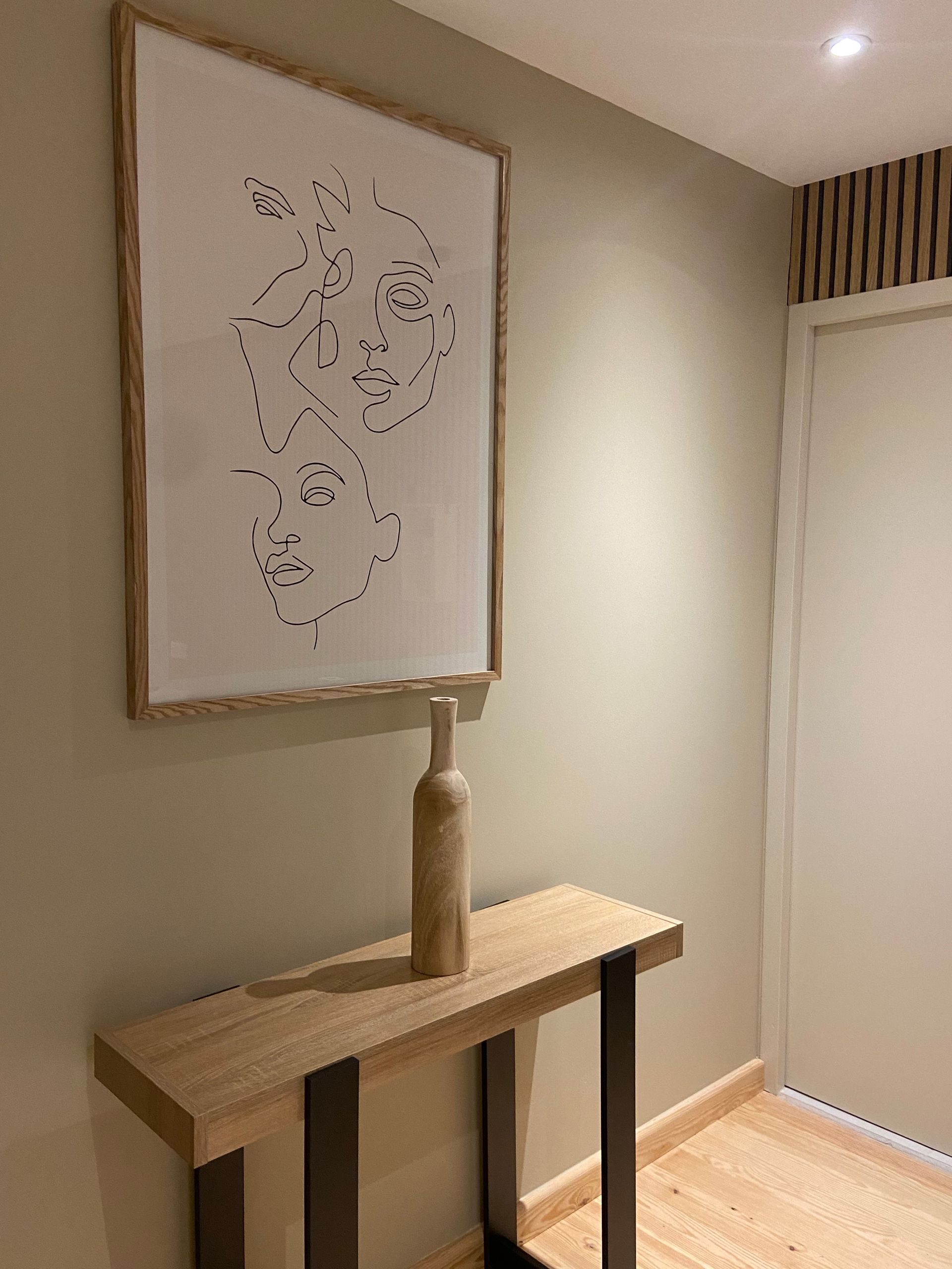 Tableau gravé blanc au mur