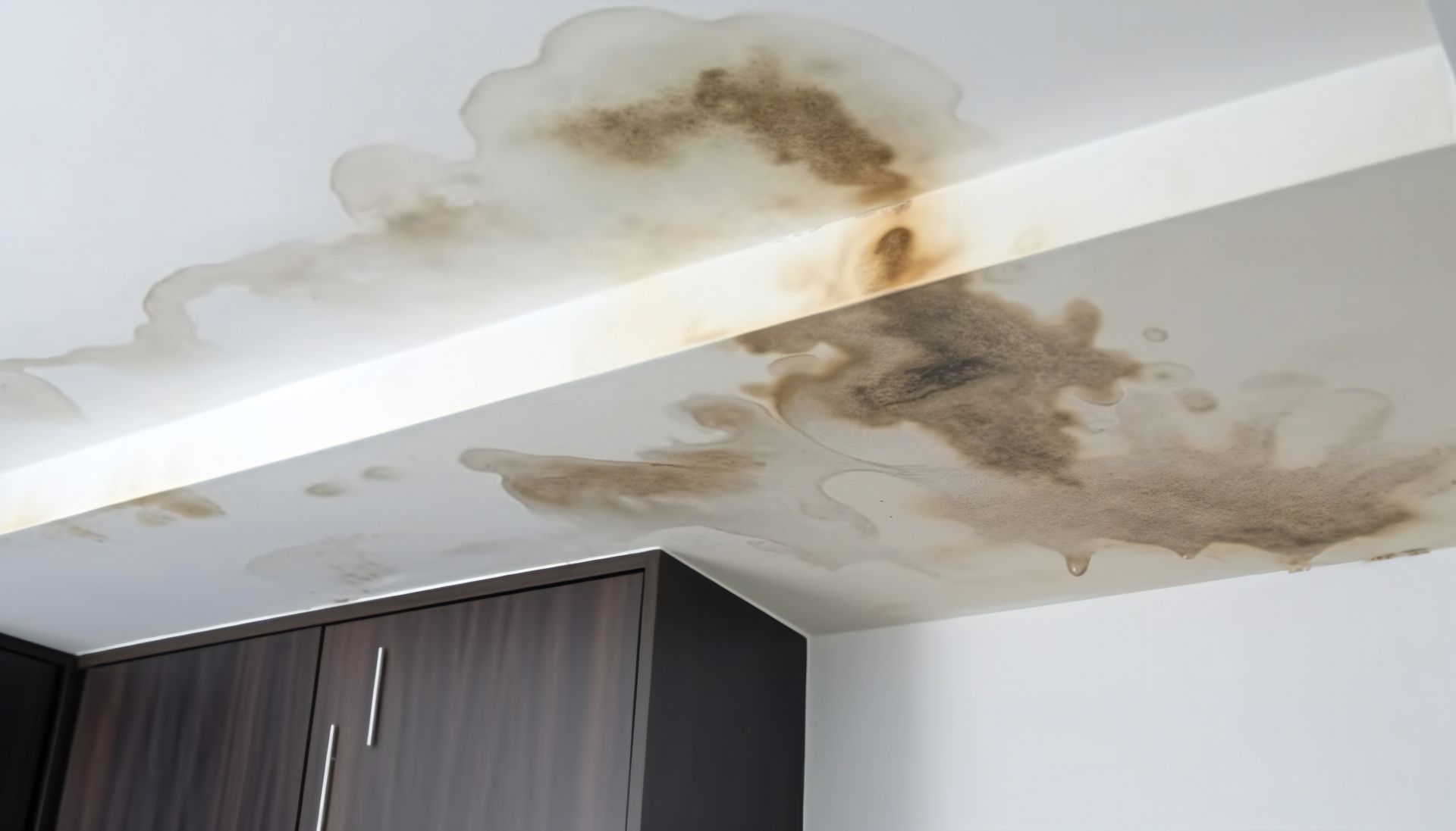 Eine Decke mit vielen Wasserflecken.