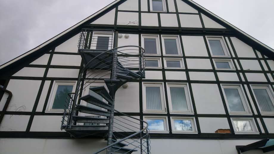 Ein Gebäude mit einer Wendeltreppe an der Seite