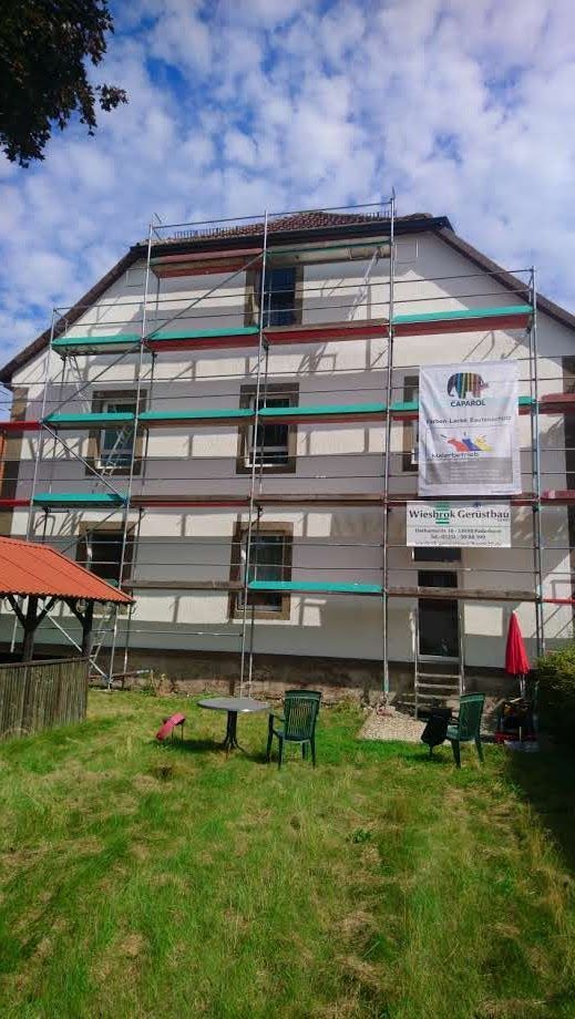 Es wird ein Haus gebaut, an dessen Seite ein Gerüst hängt.